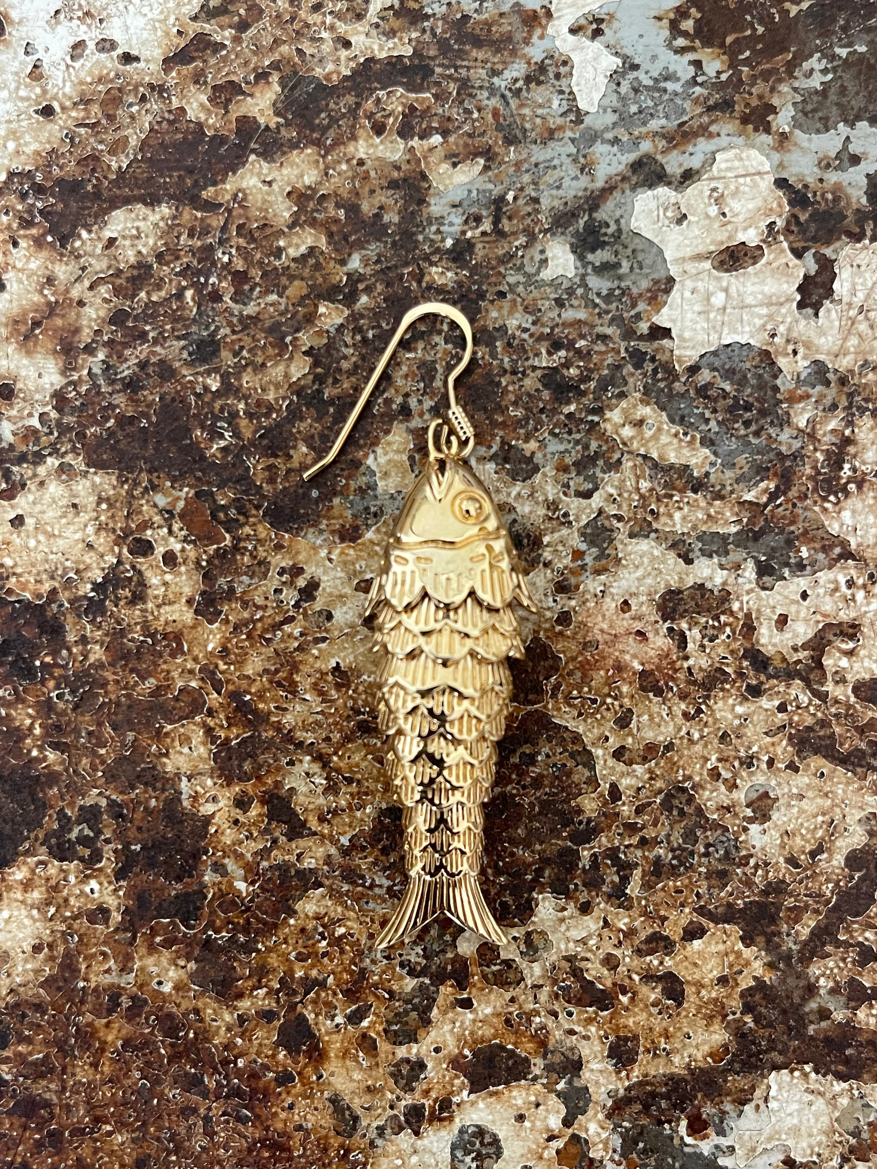 Boucle d'oreille Bo Ida - Poisson articulé plaqué or 3 microns, longueur 4 cm